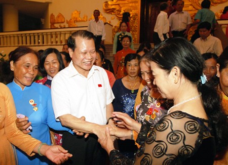 ท่าน Vũ Văn Ninh รองนายกรัฐมนตรีเวียดนามให้การต้อนรับคณะผู้แทนทหารผ่านศึกหญิงของจังหวัด Cà Mau - ảnh 1